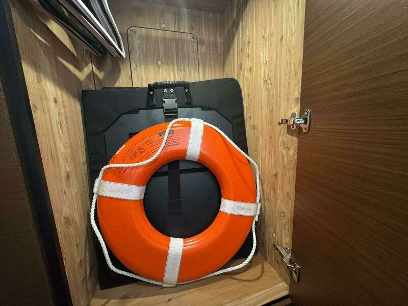 2016 Sea Ray 470 Sundancer 'Lopez Cove II' - VIP Stateroom Closet