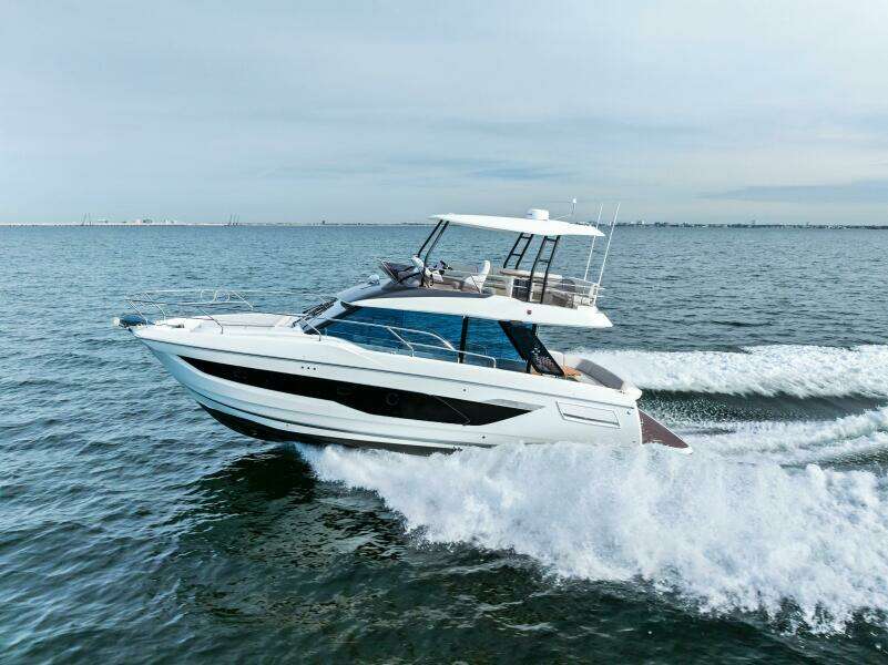 026 Prestige F4.3 Flybridge 