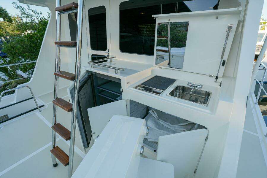 Upper Aft Deck Sink and Grill