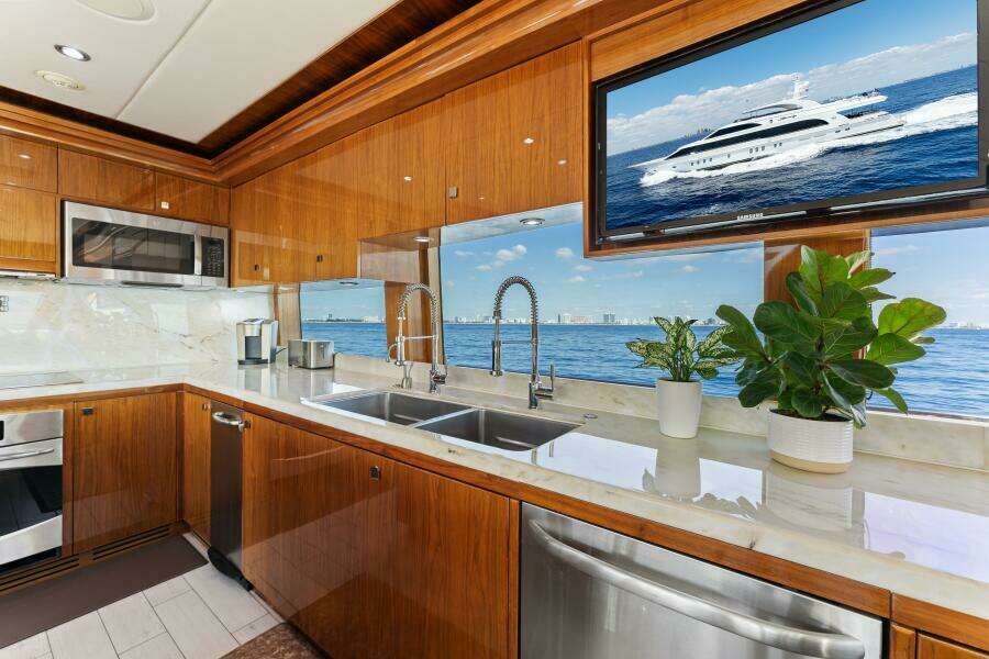 2013 125' Hargrave Raised Pilothouse - Mesmerize