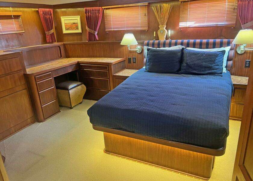 Longtail 58ft Hatteras Yacht For Sale