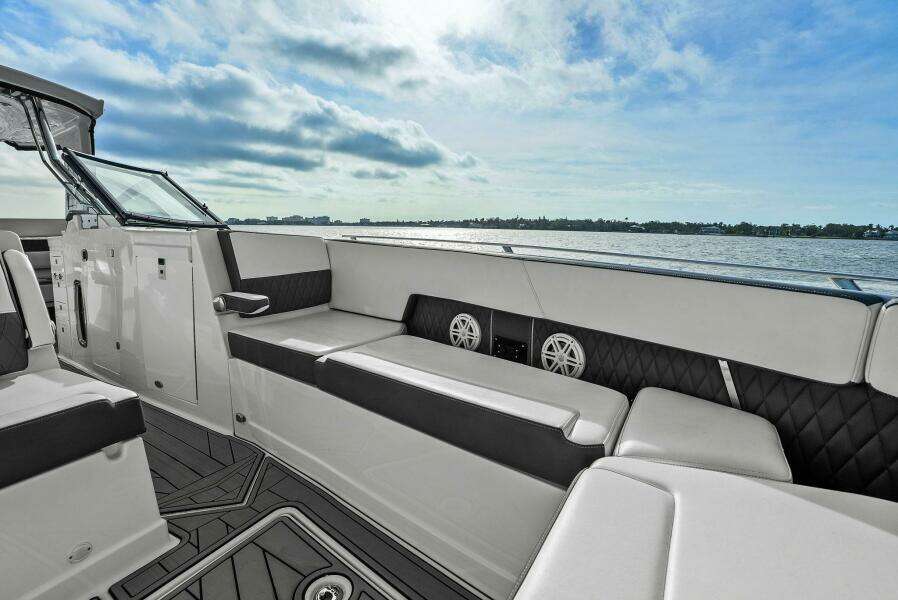 2023 Monterey 385 SS - Foredeck Seating