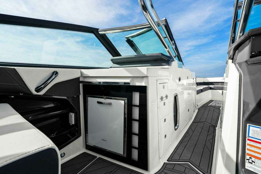 2023 Monterey 385 SS - Seating