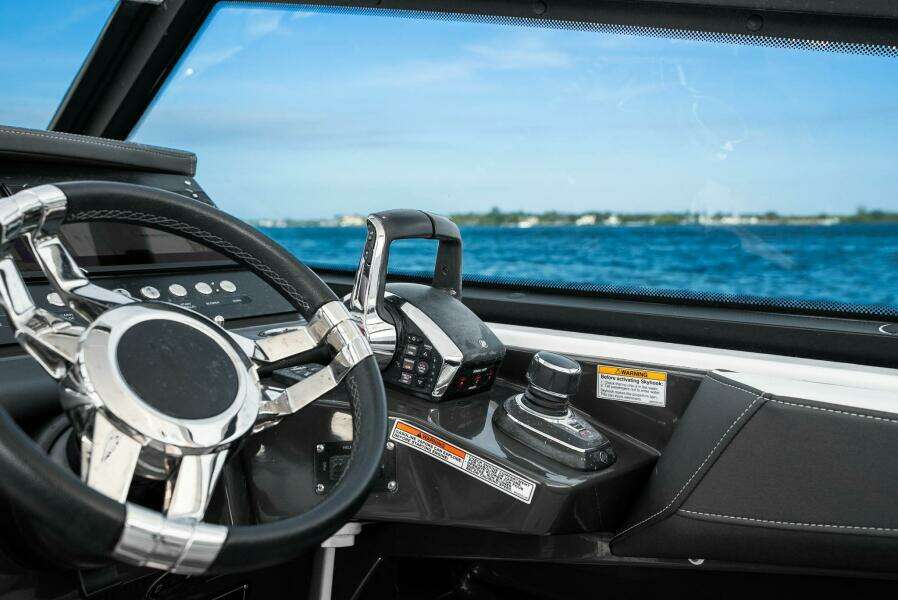 2023 Monterey 385 SS - Helm