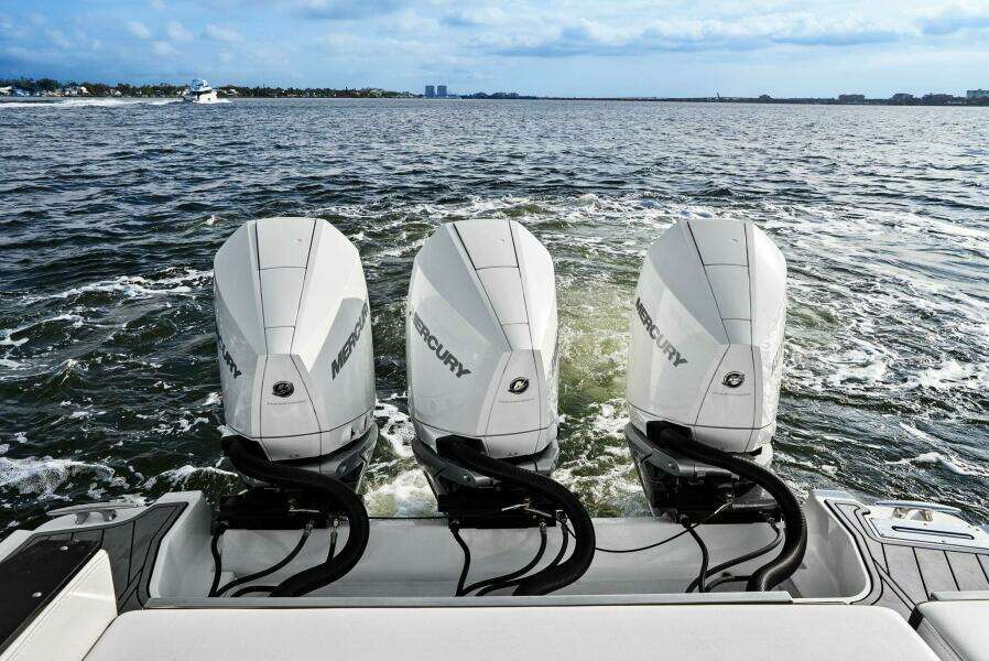 2023 Monterey 385 SS - Outboard Engines
