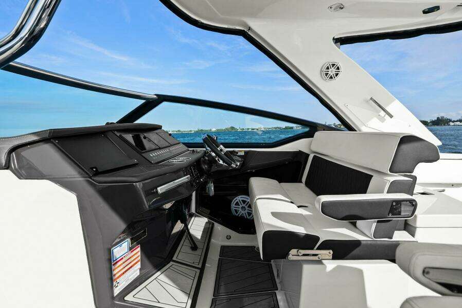 2023 Monterey 385 SS - Helm