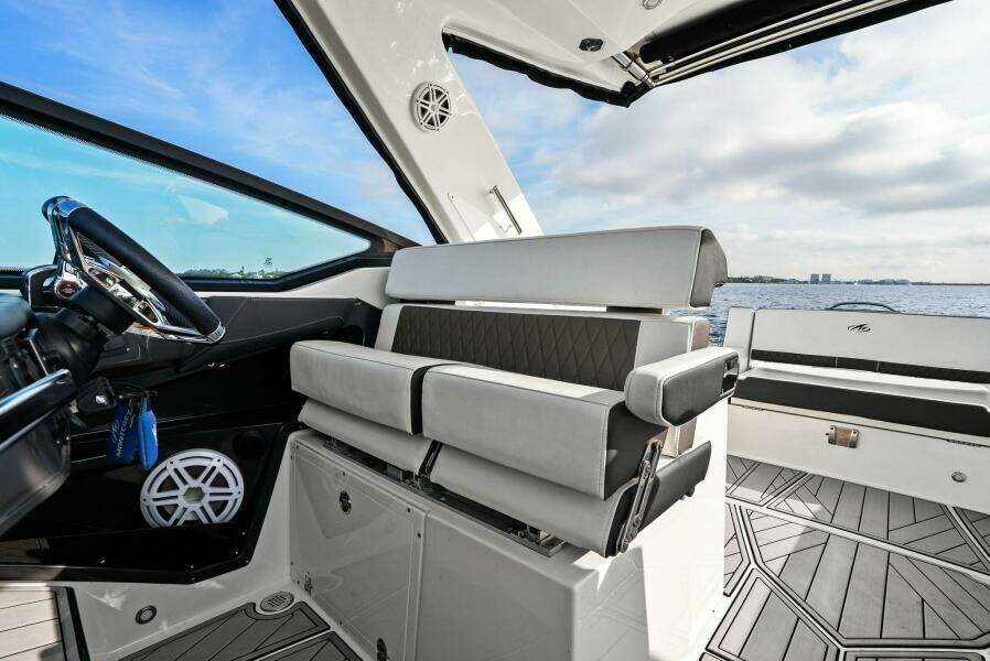 2023 Monterey 385 SS - Helm