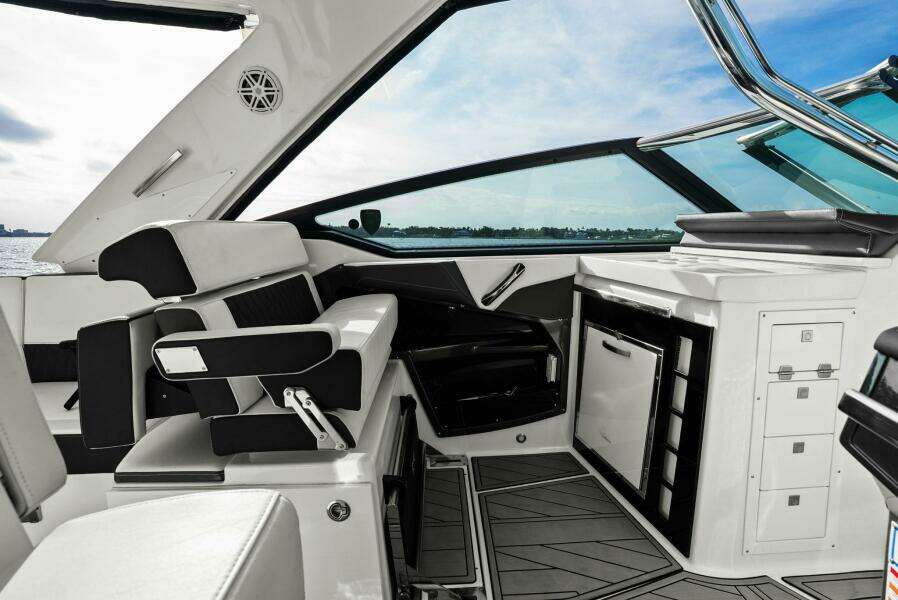 2023 Monterey 385 SS - Seating 