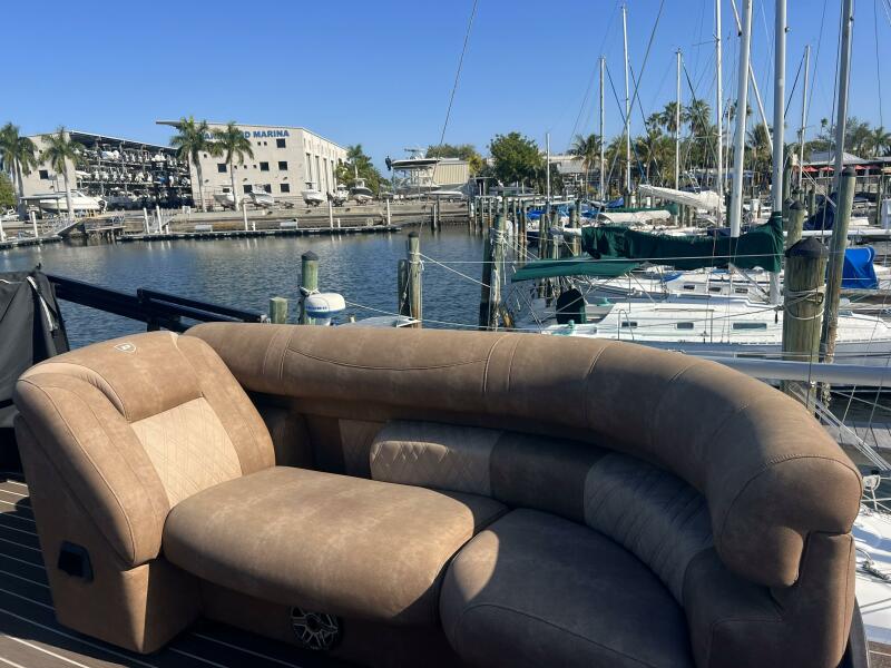 35' 2023 Premier 330 Escalante