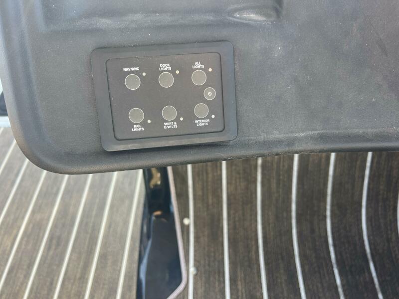 35' 2023 Premier 330 Escalante