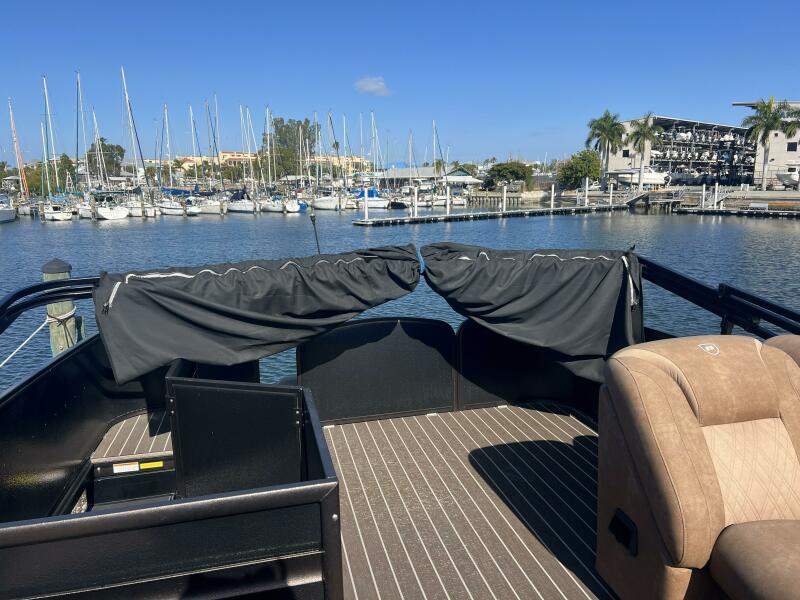 35' 2023 Premier 330 Escalante