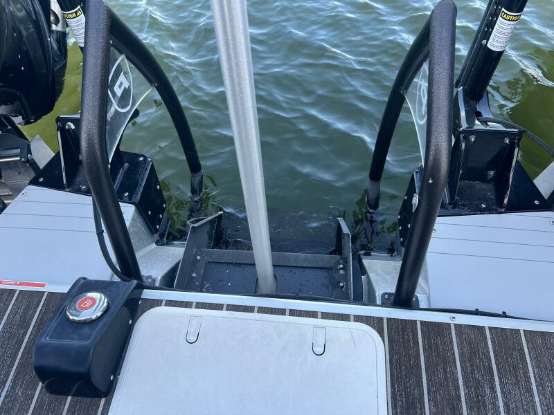 35' 2023 Premier 330 Escalante