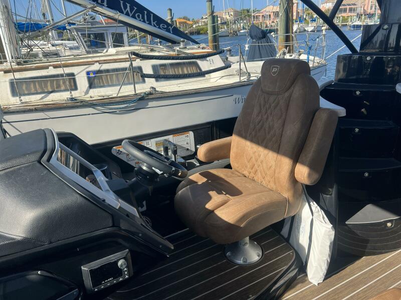 35' 2023 Premier 330 Escalante