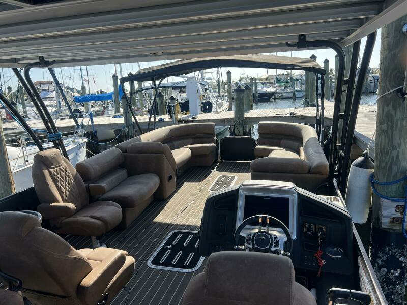 35' 2023 Premier 330 Escalante
