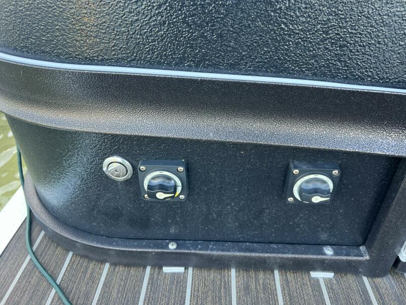 35' 2023 Premier 330 Escalante