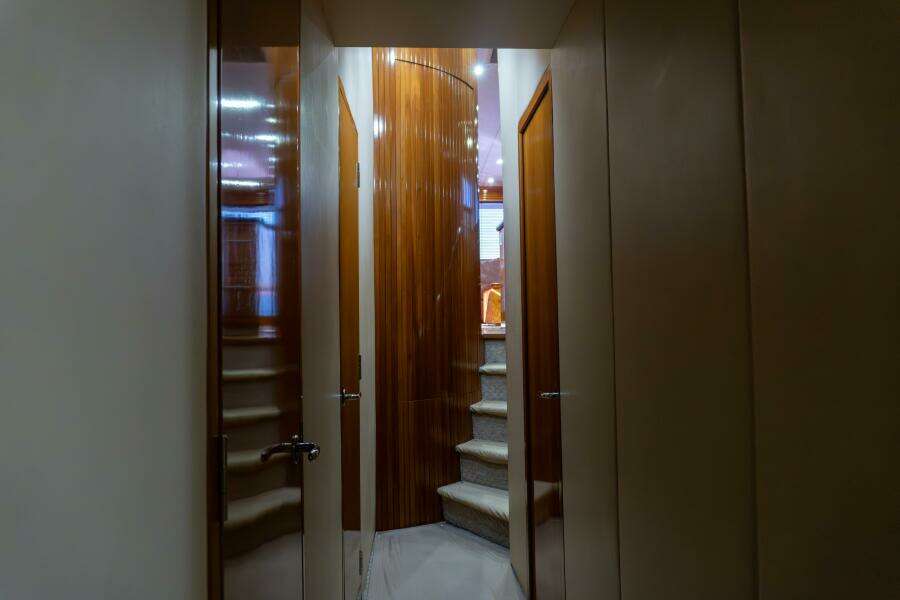 2001 Hatteras 60 Convertible - Sinyorita Salada