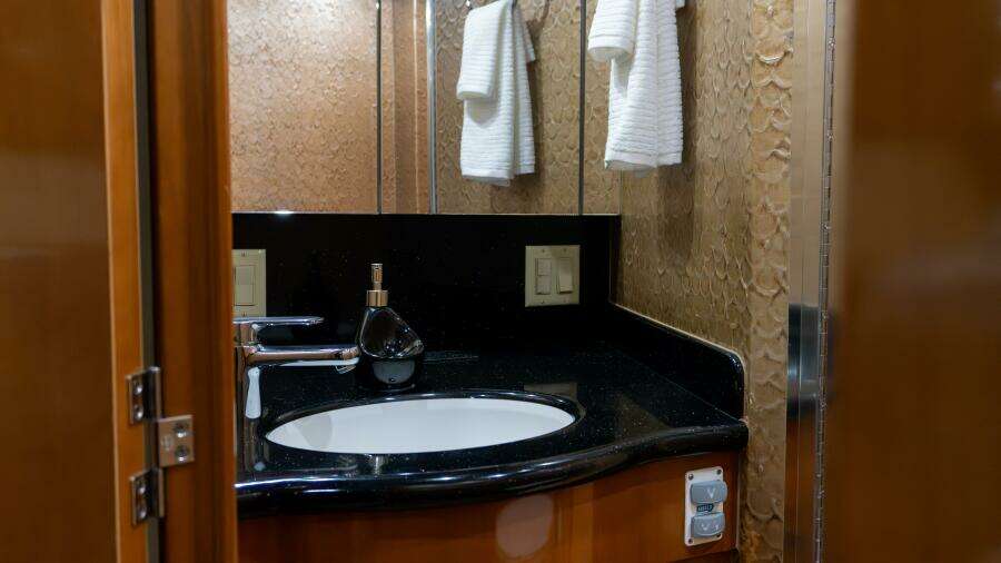 2001 Hatteras 60 Convertible - Sinyorita Salada