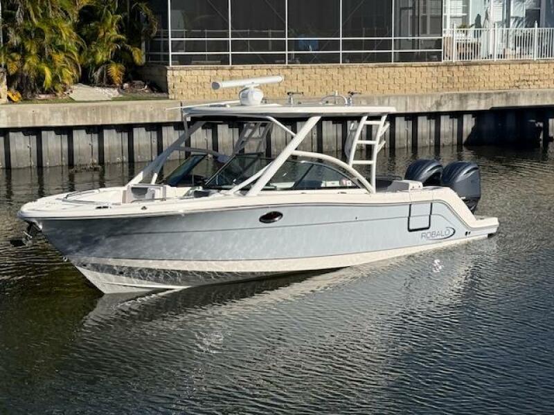 31' 2021 Robalo R317