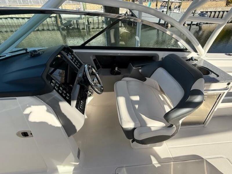 31' 2021 Robalo R317