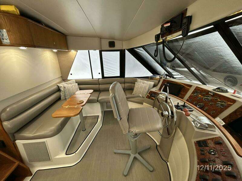 47' Bayliner pilothouse port