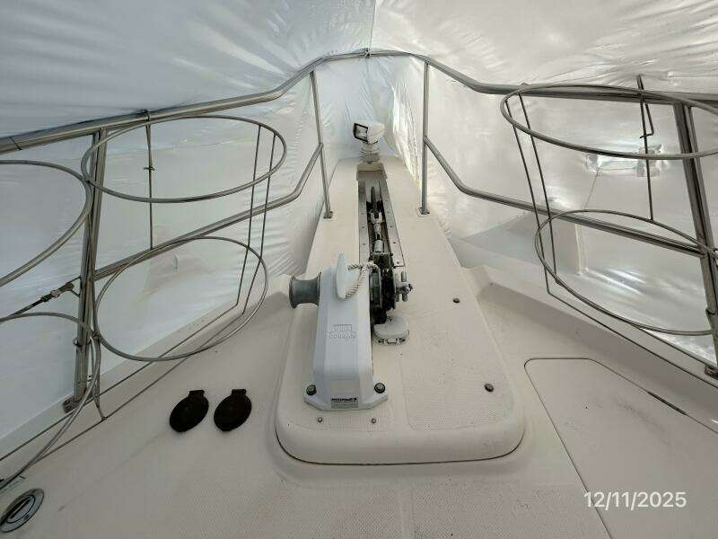 47' Bayliner anchor windlass1