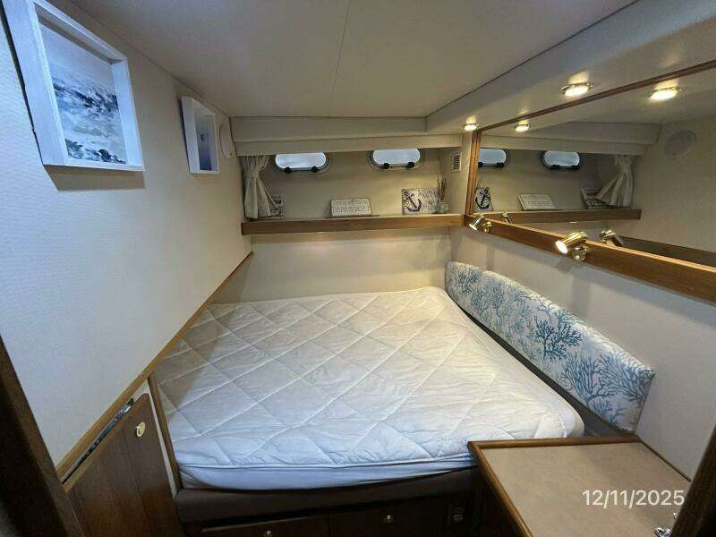 47' Bayliner port aft stateroom