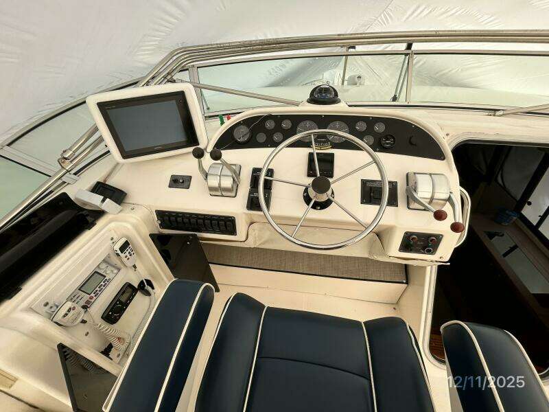 47' Bayliner flybridge helm2