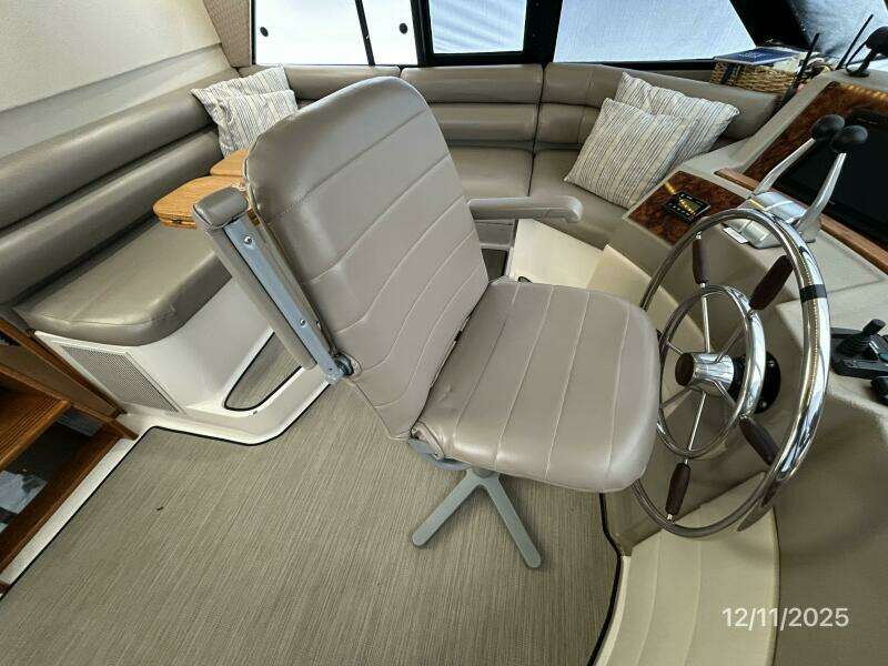47' Bayliner pilothouse helmseat