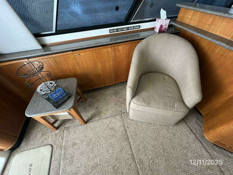 47' Bayliner salon port seating