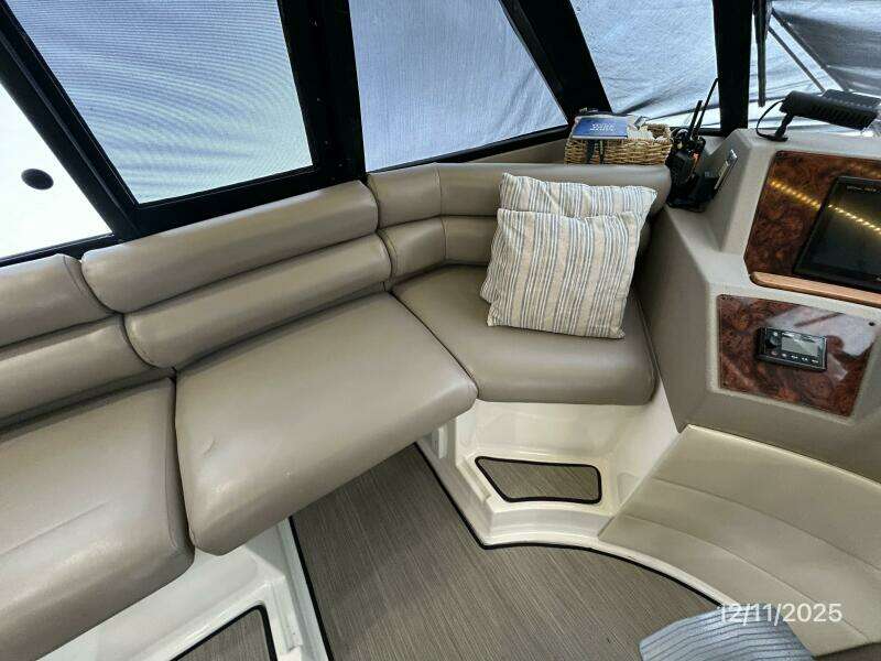 47' Bayliner pilothouse port forward seating