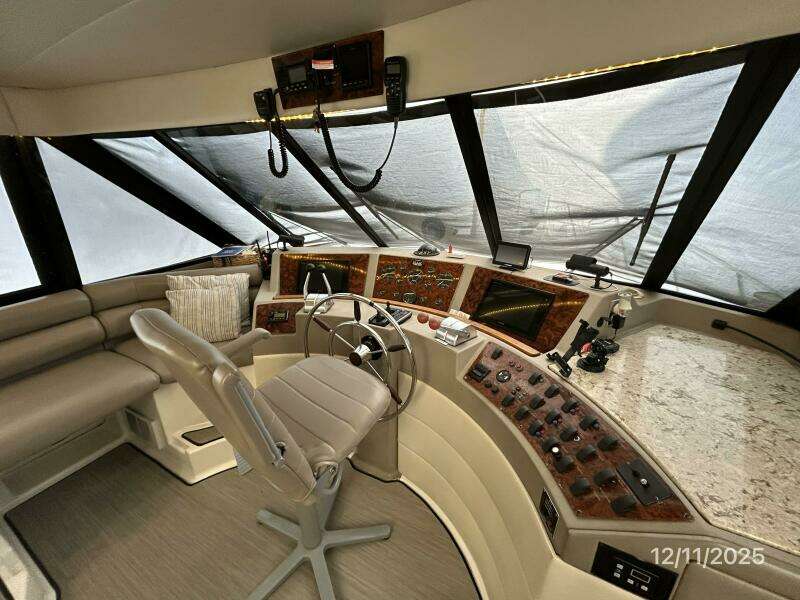 47' Bayliner pilothouse helm1