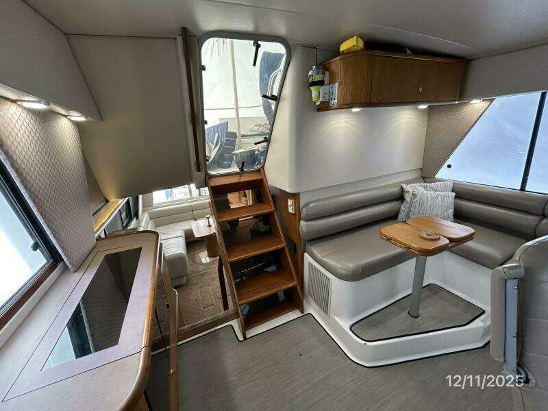 47' Bayliner pilothouse aft