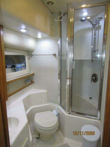 47' Bayliner master stateroom head
