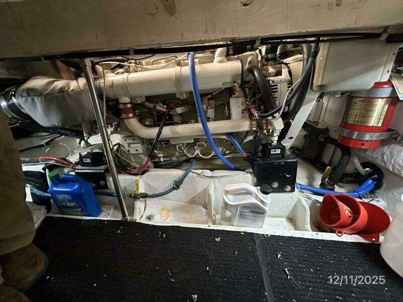 47' Bayliner port main engine2