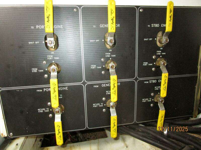 47' Bayliner fuel manifold