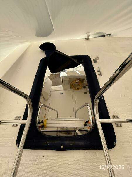 47' Bayliner flybridge-aftdeck ladder