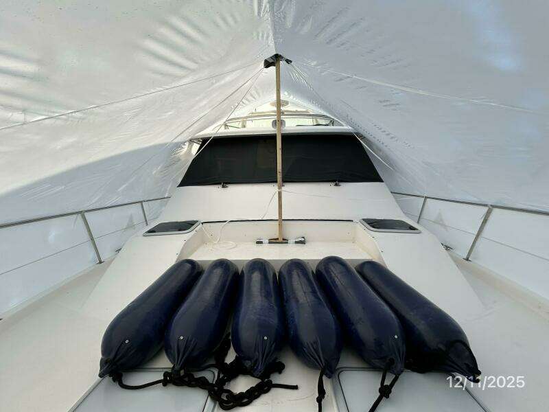 47' Bayliner foredeck aft