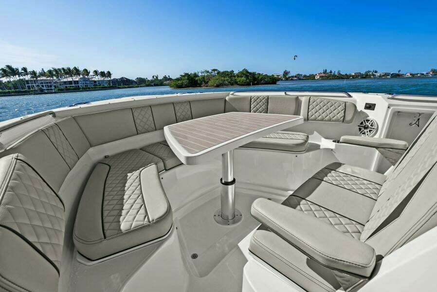 2024 Pursuit S 358 Sport - Foredeck