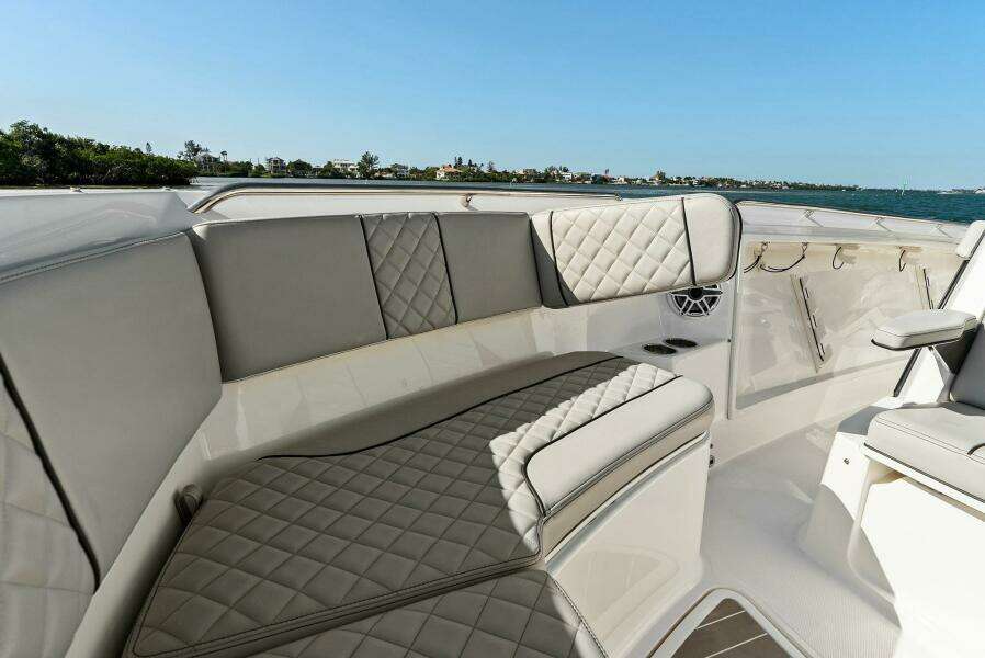 2024 Pursuit S 358 Sport - Foredeck