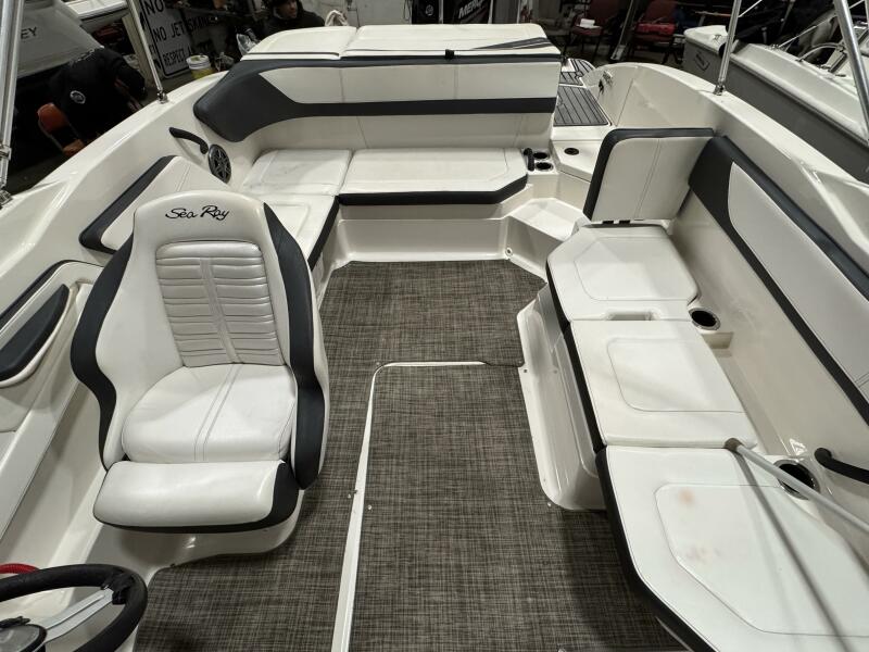 21' 2016 Sea Ray 210SPX-OB