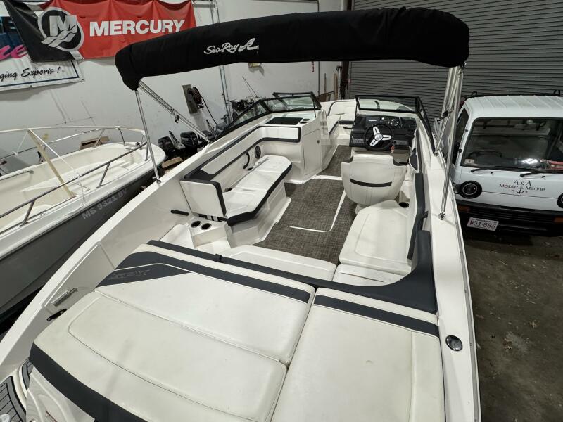21' 2016 Sea Ray 210SPX-OB
