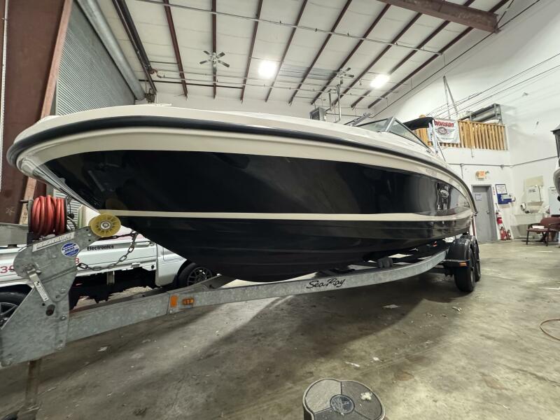 21' 2016 Sea Ray 210SPX-OB