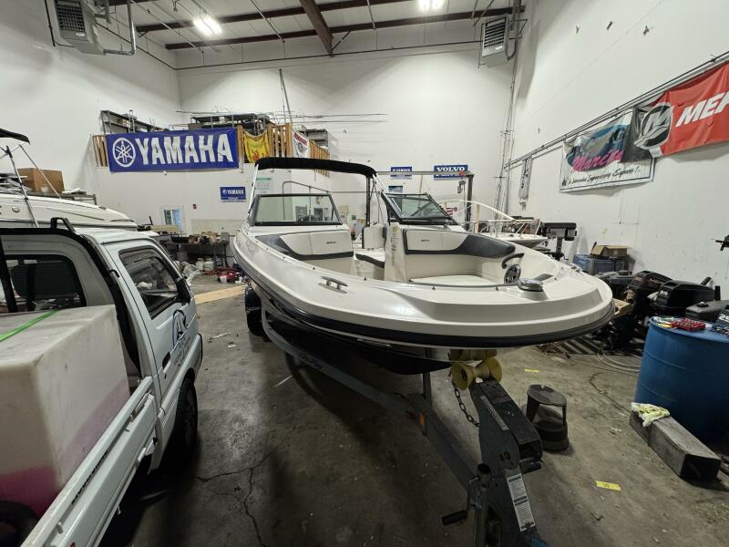 21' 2016 Sea Ray 210SPX-OB