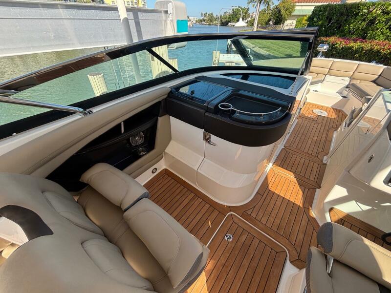 35' 2016 Sea Ray 350 SLX