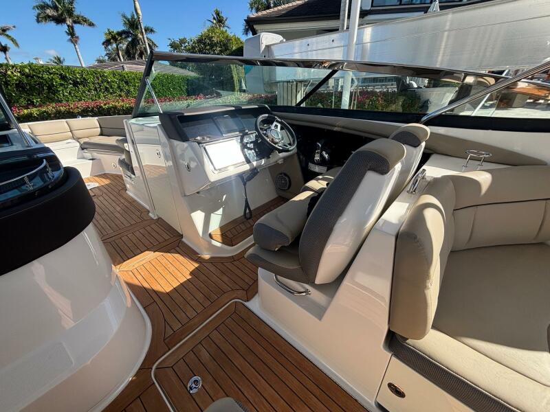 35' 2016 Sea Ray 350 SLX