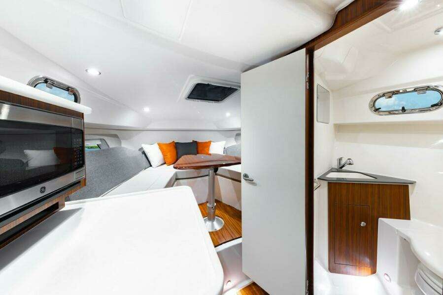 32ft Pursuit Yacht For Sale