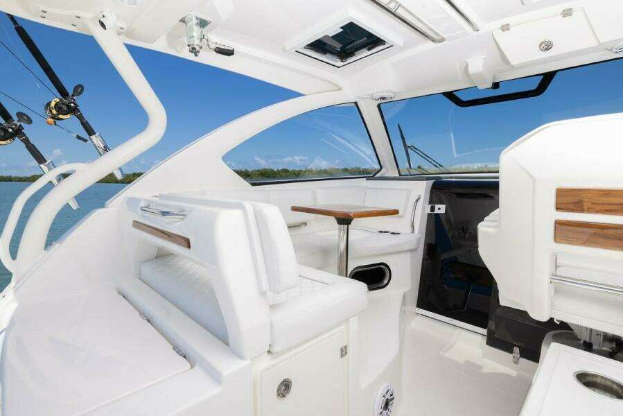 32ft Pursuit Yacht For Sale