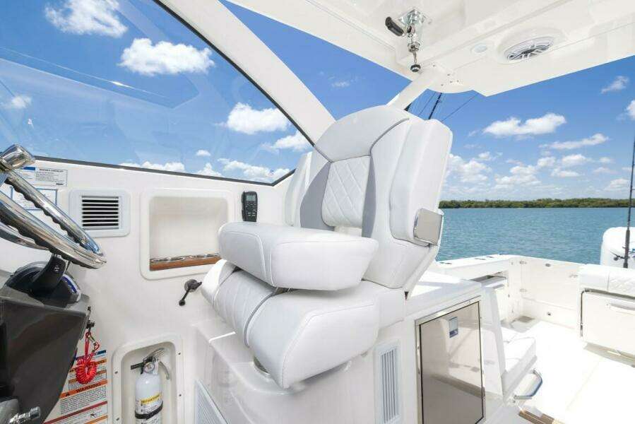 32ft Pursuit Yacht For Sale