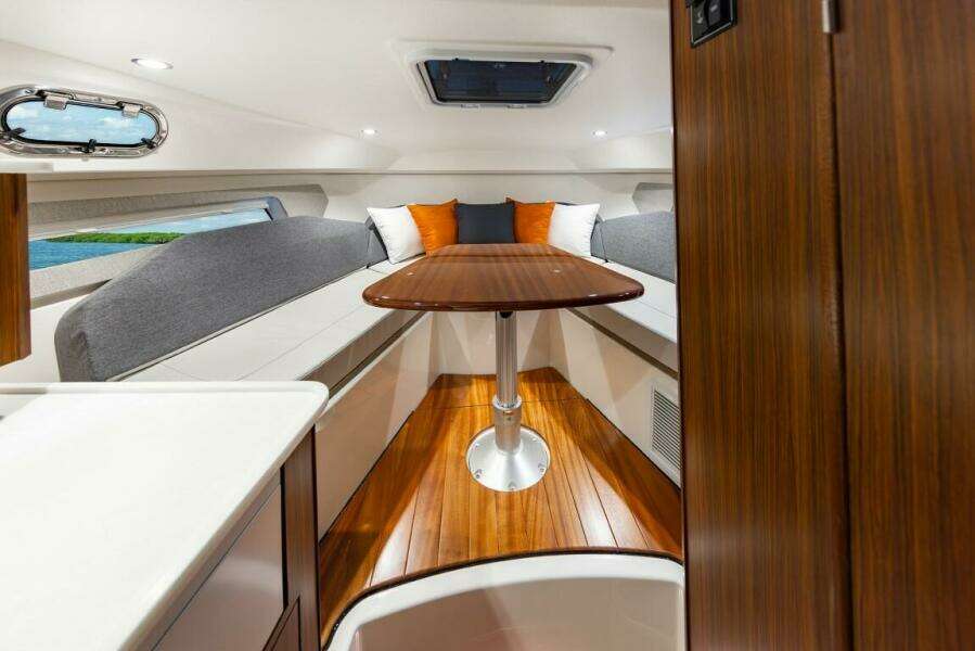 32ft Pursuit Yacht For Sale