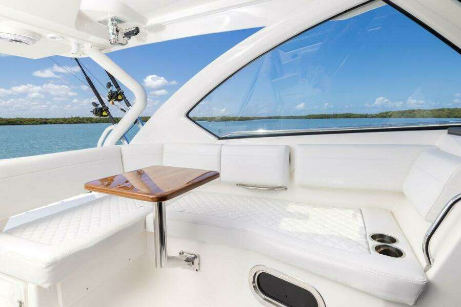 32ft Pursuit Yacht For Sale